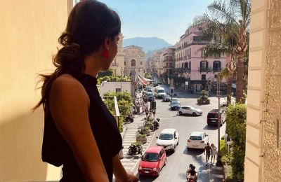 Ανανεωμένη και με εντυπωσιακό μίνι γνωστή Κύπρια στη πρώτη της δημόσια εμφάνιση μετά τον χωρισμό