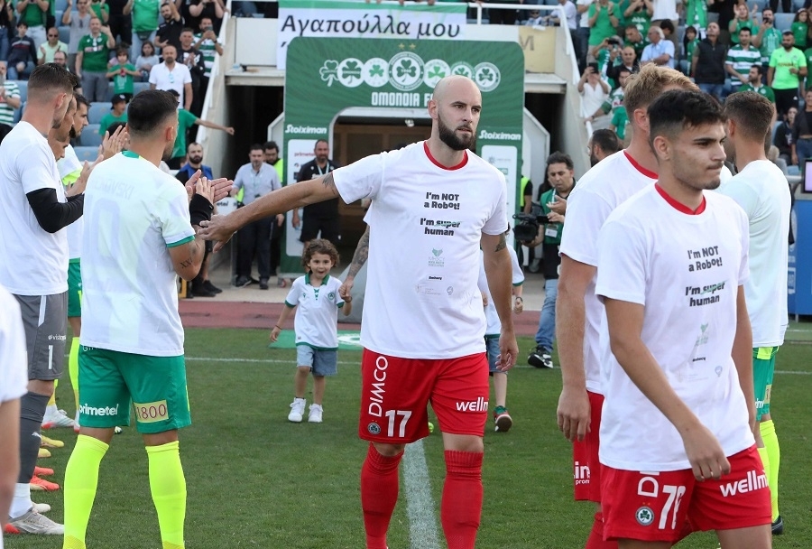 Κατά την είσοδο των δύο ομάδων στο γήπεδο, οι παίκτες της ΑΕΚ έκαναν το λεγόμενο «pasillo» στους κυπελλούχους  