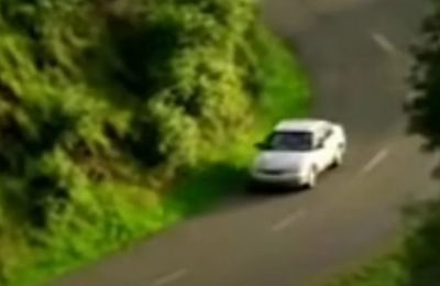 Το βίντεο διάρκειας 20 δευτερολέπτων ξεκινά με ένα αυτοκίνητο να κινείται σε έναν γραφικό επαρχιακό δρόμο