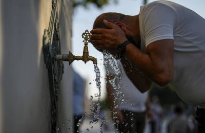 Άναψαν κεριά σε υπονδωμάτια και πήραν φωτιά 