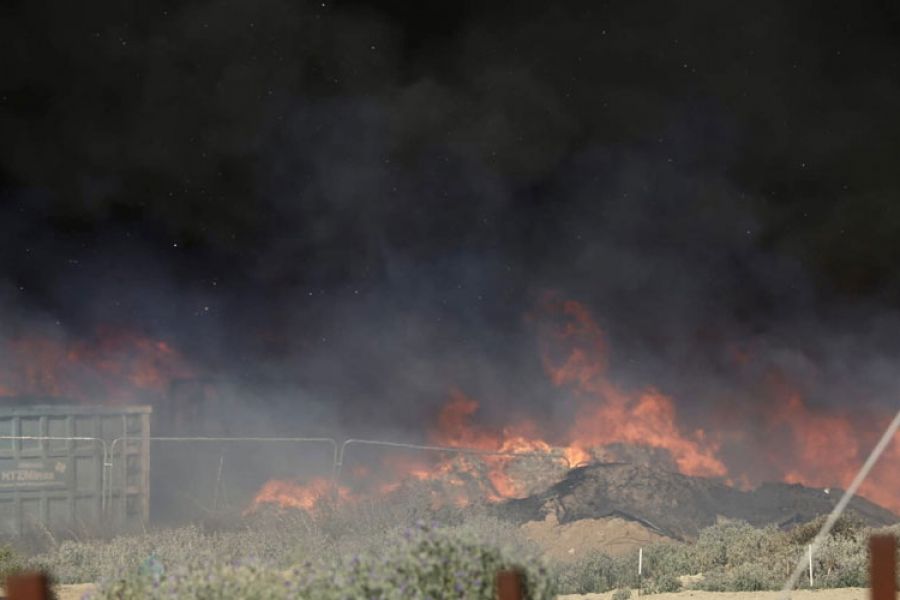 Ολονύχτια μάχη με τις φλόγες στο εργοστάσιο στο Γέρι – Φωτογραφίες