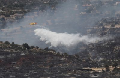 Άναψαν κεριά σε υπονδωμάτια και πήραν φωτιά 