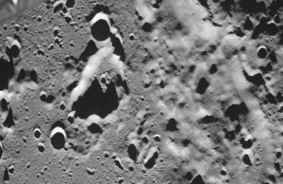 Η φωτογραφία που κοινοποίησε η Roscocmos απεικονίζει τον κρατήρα Zeeman, σύμφωνα με τη σχετική ενημέρωση 