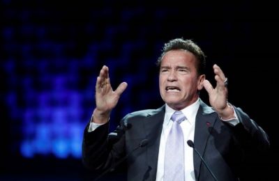 Arnold Schwarzenegger: Παίζει σκάκι με ένα... γουρούνι (pic)