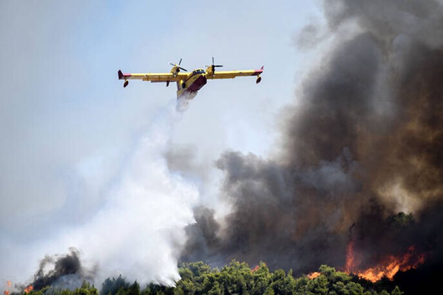 Σε πύρινο κλοιό η Ελλάδα, μάχη σε τέσσερα μέτωπα