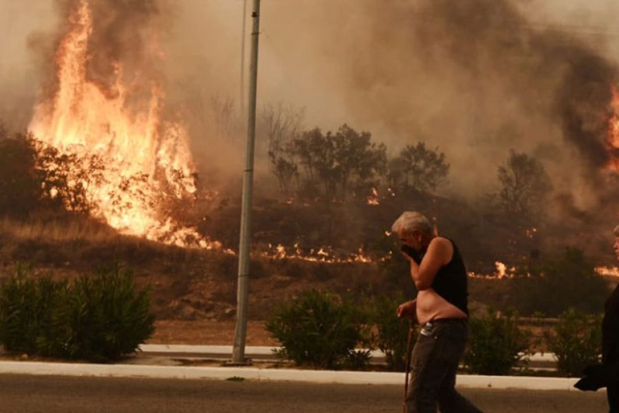 Πύρινος εφιάλτης στην Ελλάδα – Συνεχείς εκκενώσεις και 18 νεκροί