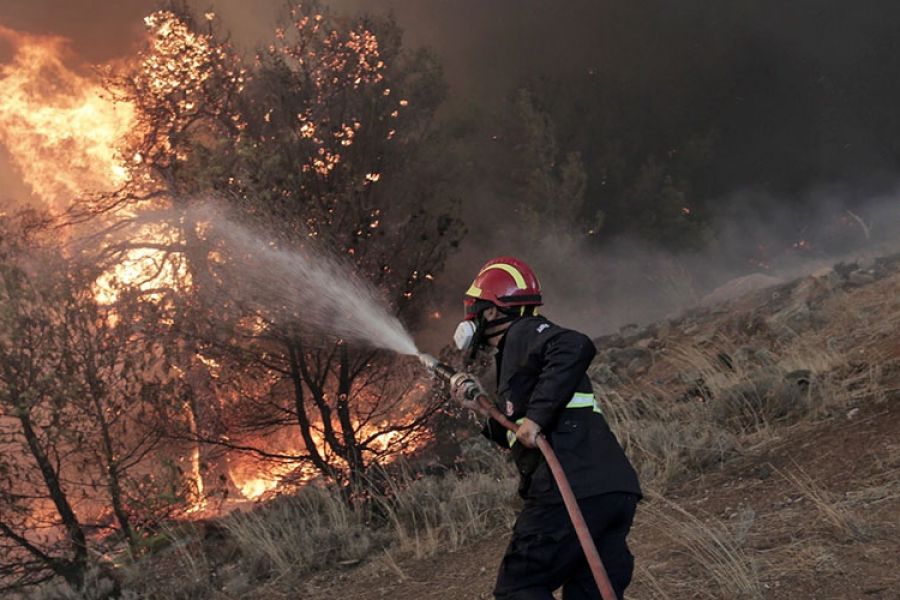 «Ακούγονται απανωτές εκρήξεις κι όλα δείχνουν εμπρησμό»