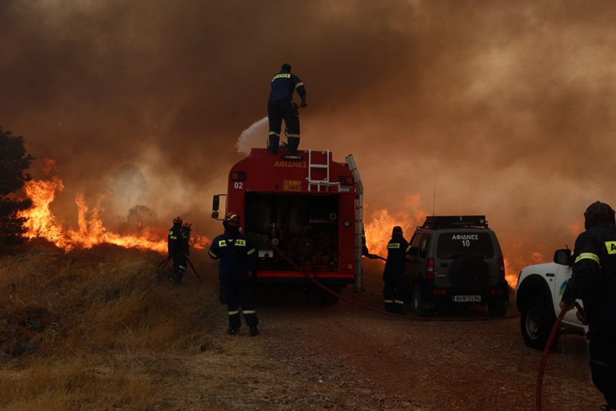 Η ραγδαία ανάπτυξη της φωτιάς στην Πάρνηθα μέσα σε μισή ώρα (Vids)