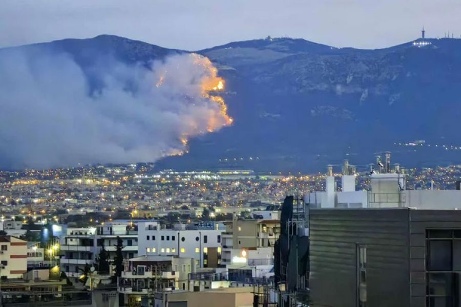 Μεγάλη αναζωπύρωση της φωτιάς στην Πάρνηθα