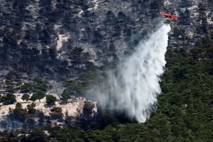 Φωτιά στην Πάρνηθα: Βελτιωμένη η εικόνα