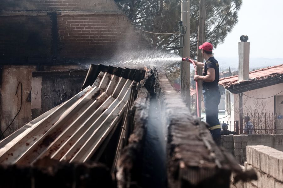 Πάρνηθα: Αποκαρδιωτικές εικόνες από τα καμένα σπίτια