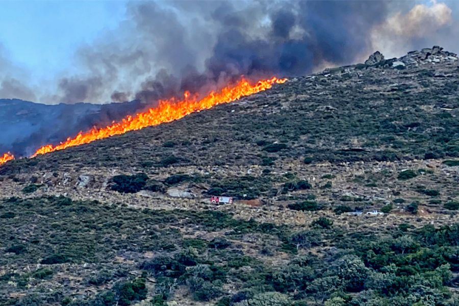 Μάχη με τις φλόγες σε Έβρο και Άνδρο