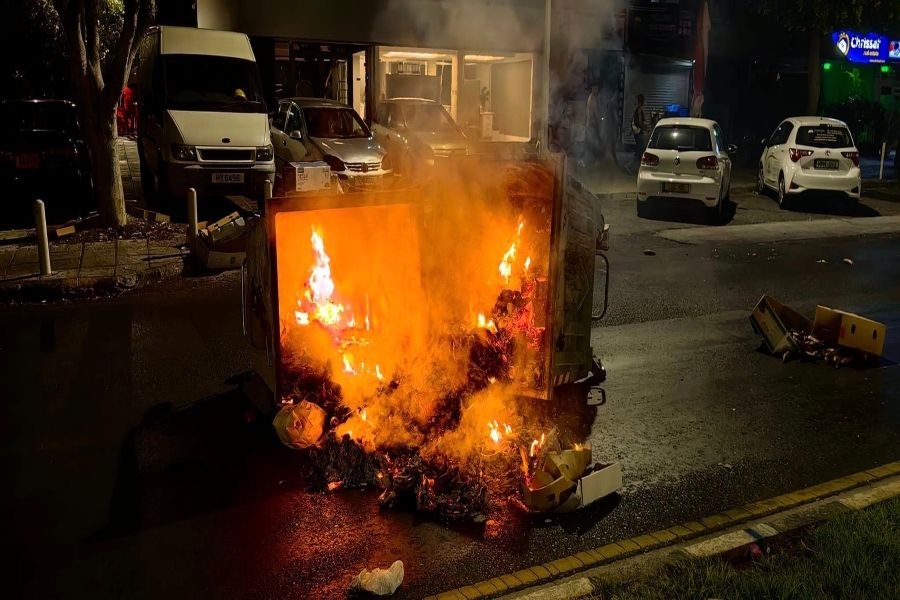 Χάος στη Λεμεσό: Επίθεση σε αλλοδαπούς – Ζημιές σε καταστήματα (Vid/pics)