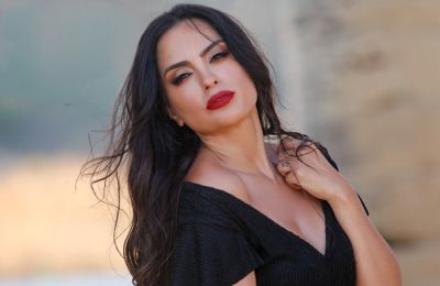 Κύπρια ηθοποιός «αναστατώνει» τη Σύρο με μικροσκοπικό μπικίνι