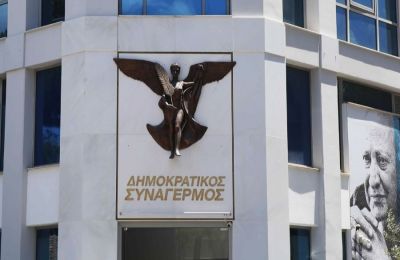 Άργησε 50 λεπτά ο Χριστοδουλίδης - Κοσμοσυρροή για τον ΠτΔ   