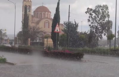 Γνωστός Κύπριος βόλταρε στην καταιγίδα (ΒΙΝΤΕΟ)