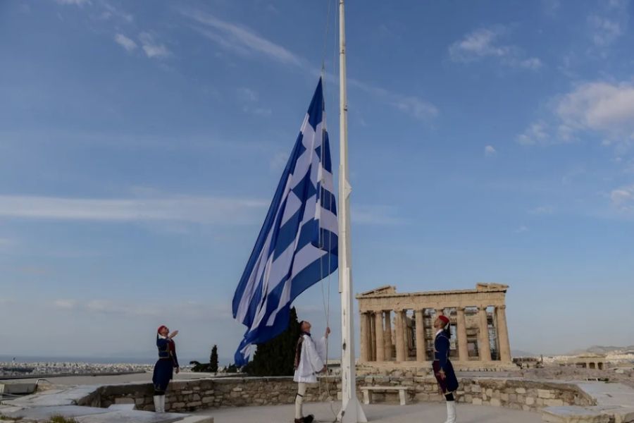 25η Μαρτίου – Δέος στην έπαρση της σημαίας στον Ιερό Βράχο της Ακρόπολης