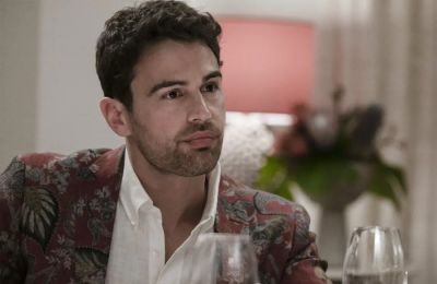 Τεό Τζέιμς: Ποιος είναι ο 40χρονος Ελληνοβρετανός που πρωταγωνιστεί στο Gentlemen του Netflix