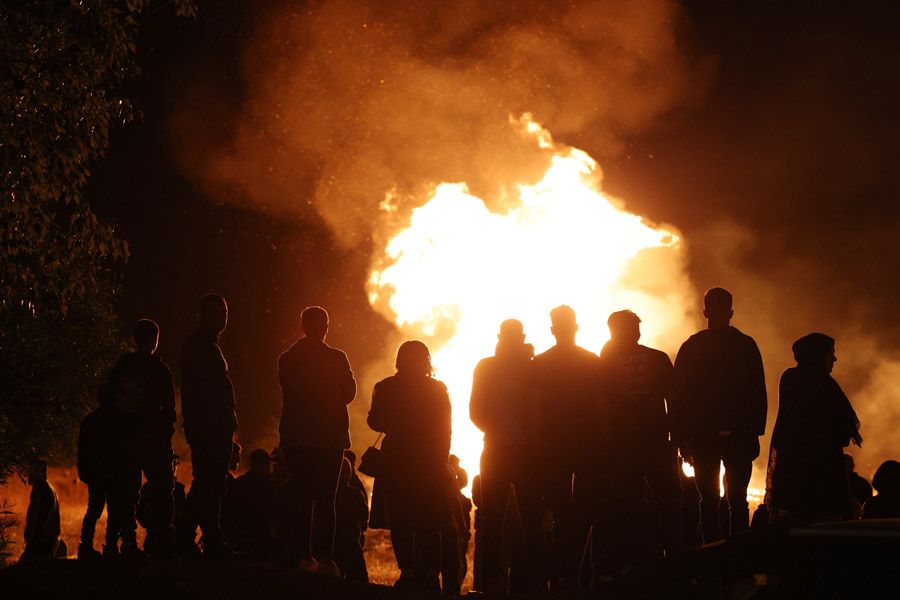 Χαμός στη Λεμεσό – Έριχναν μολότοφ και έκαψαν περιπολικό