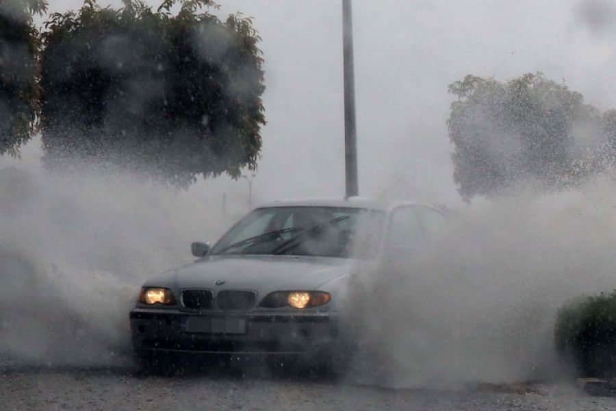 Πέτρες και χαλαζόπτωση στον αυτοκινητόδρομο