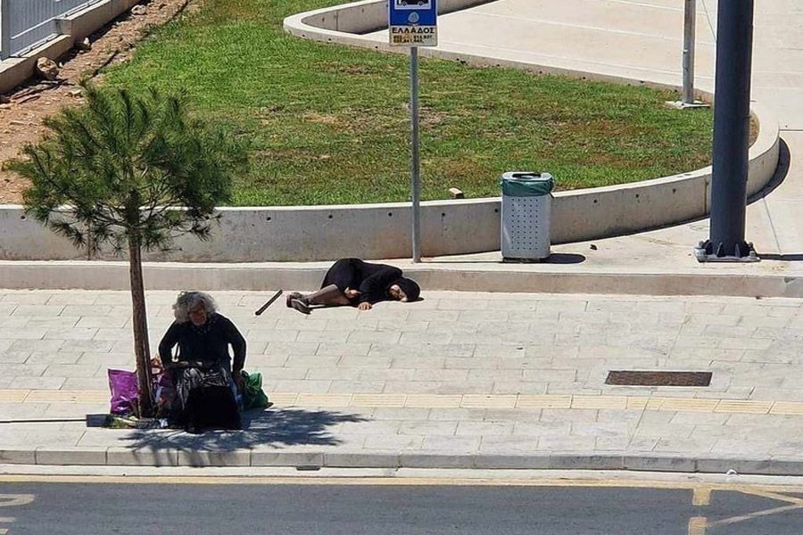 Η ιστορία πίσω από τη γιαγιά που είναι ξαπλωμένη σε στάση λεωφορείου