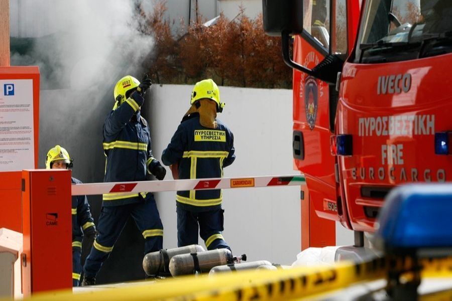 Στις φλόγες όχημα τύπου Buggy και τετράτροχη μοτοσυκλέτα