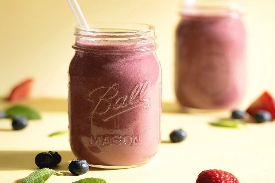 Smoothie ευεξίας με μπανάνα και φρούτα δάσους (Συνταγή)