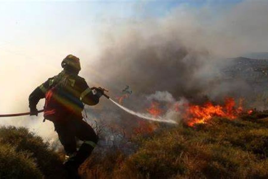 Ξέσπασε φωτιά σε όχημα – Επεκτάθηκε σε χωράφι