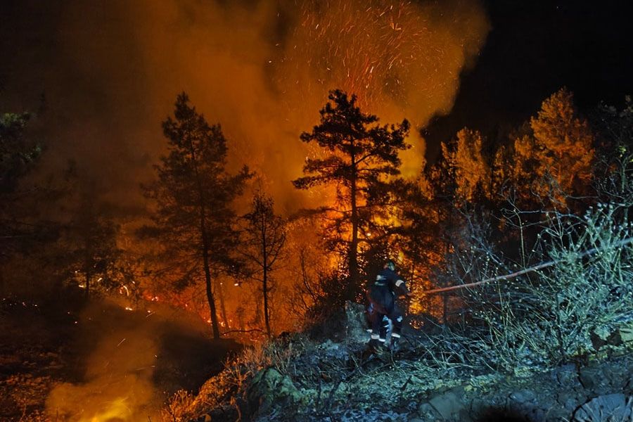 Σοβαρό το ενδεχόμενο αναζωπυρώσεων στον Φαρμακά