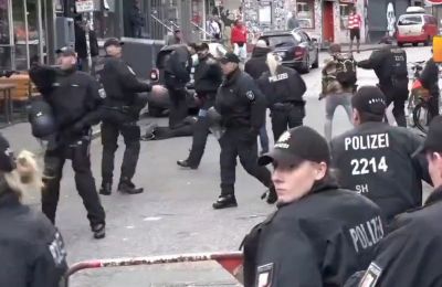 Euro: Η στιγμή που οι αστυνομικοί πυροβολούν τον άνδρα με το αιχμηρό αντικείμενο και τη μολότοφ (vid)