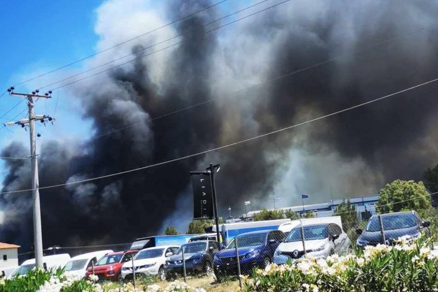 Μεγάλη πυρκαγιά στην Ελλάδα: Καίγονται σπίτια