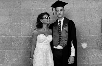 Ραμόνα Φίλιπ: Στα λευκά και συγκινημένη στην αποφοίτηση του γιου της (φωτογραφία)