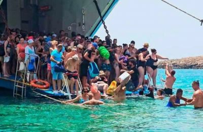 Απίστευτες εικόνες στον Μπάλο - Βουτάνε από το πλοίο για να φτάσουν στην παραλία