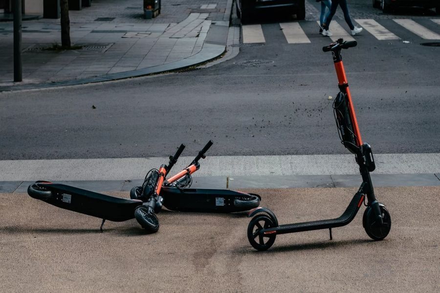 Ψάχνουν τους ιδιοκτήτες των κλοπιμαίων ηλεκτρονικών πατινιών