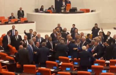 Έπεσε ξύλο στην τουρκική Εθνοσυνέλευση (ΒΙΝΤΕΟ)