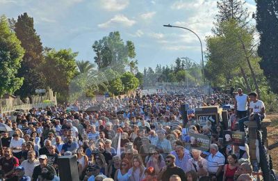 Πλήθος κόσμου έξω από το Προεδρικό 