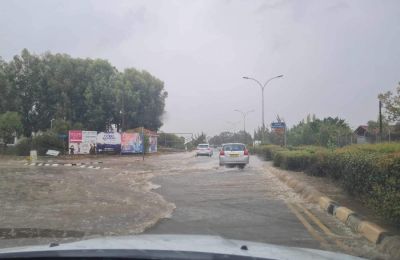 Δρόμοι ποτάμια στη Λευκωσία από την ισχυρή βροχόπτωση.