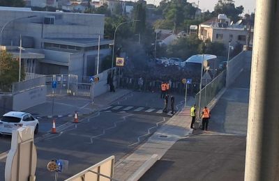 Συνθήματα από τη Θύρα 9 έξω από το γήπεδο (vid)