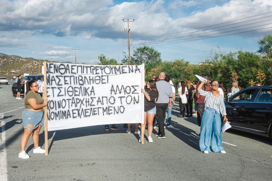 Σήκωσαν πανό και απέκοψαν τον δρόμο