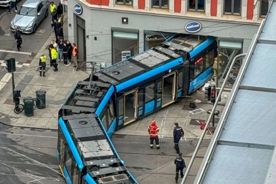 Τραμ έπεσε σε κατάστημα – 4 τραυματίες