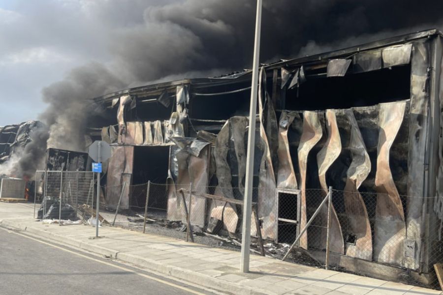 Στις φλόγες εργοστάσιο κατασκευής πολυουρεθάνης