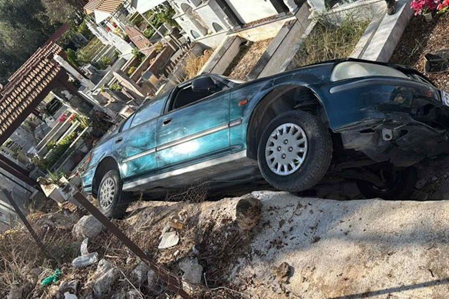 Απίστευτο! Έκλεψε όχημα και κατέληξε σε τάφους (ΦΩΤΟ)