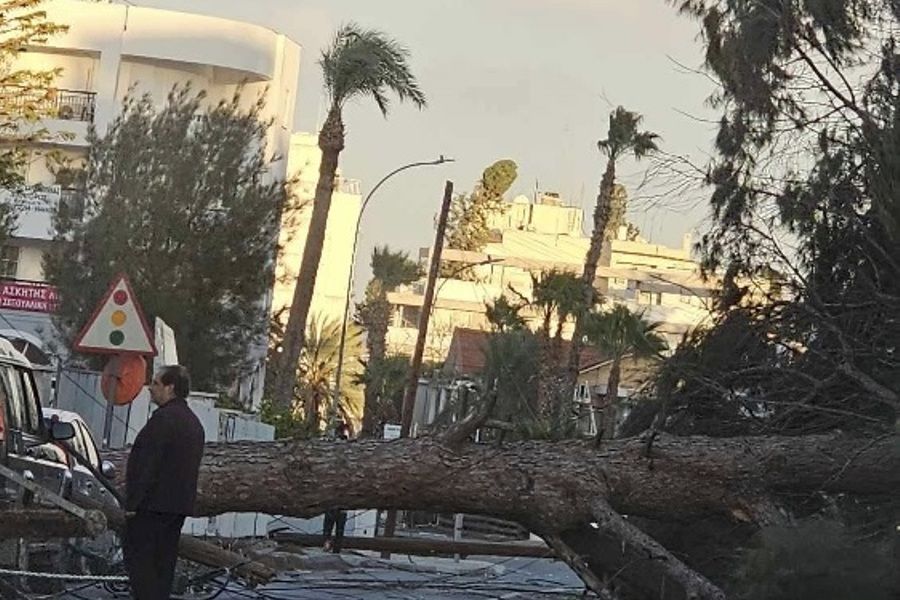 Τους πήρε και τους σήκωσε – Σοβαρές ζημιές στη Λευκωσία (ΒΙΝΤΕΟ-ΦΩΤΟ)