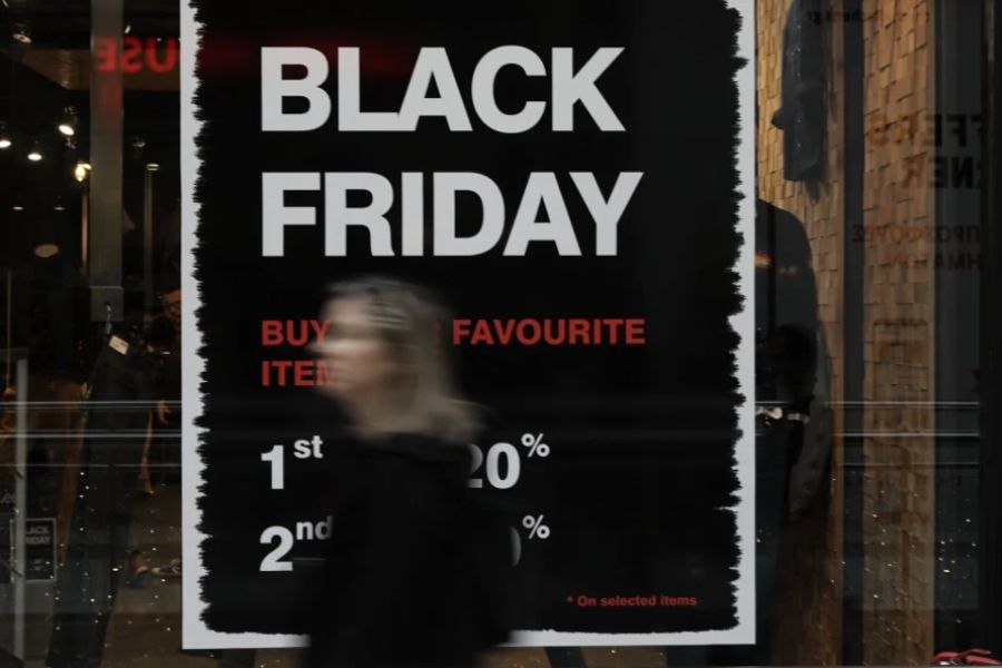 Black Friday: Ποντάρουν στις πληρωμές των μισθών