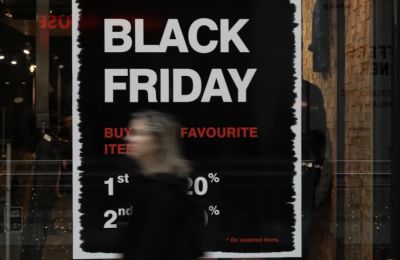 Black Friday: Ποντάρουν στις πληρωμές των μισθών