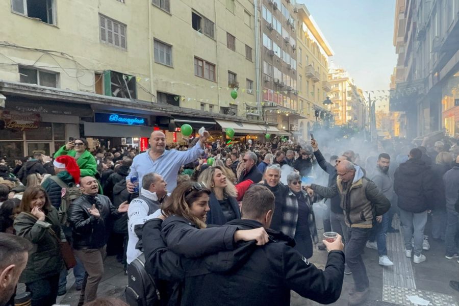 Μεγάλο πάρτι: Ξεχύθηκαν στους δρόμους οι Θεσσαλονικείς (ΒΙΝΤΕΟ)