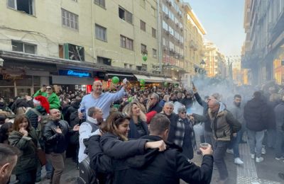 Χιλιάδες Θεσσαλονικείς και επισκέπτες ξεχύθηκαν στους κεντρικούς δρόμους, μετά τα ψώνια της τελευταίας στιγμής