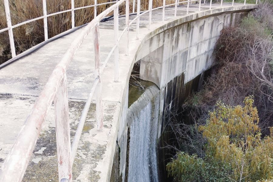 Υπερχείλισε μικρό φράγμα και τροφοδοτά δεύτερο (ΒΙΝΤΕΟ)