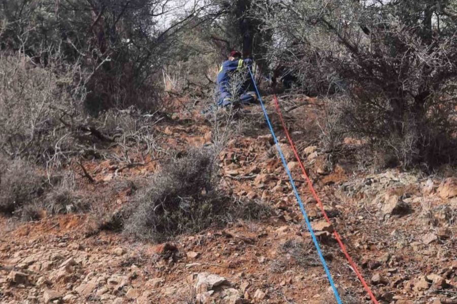 Επιχείρηση διάσωσης σε χαράδρα οκτώ μέτρων στον Μαχαιρά