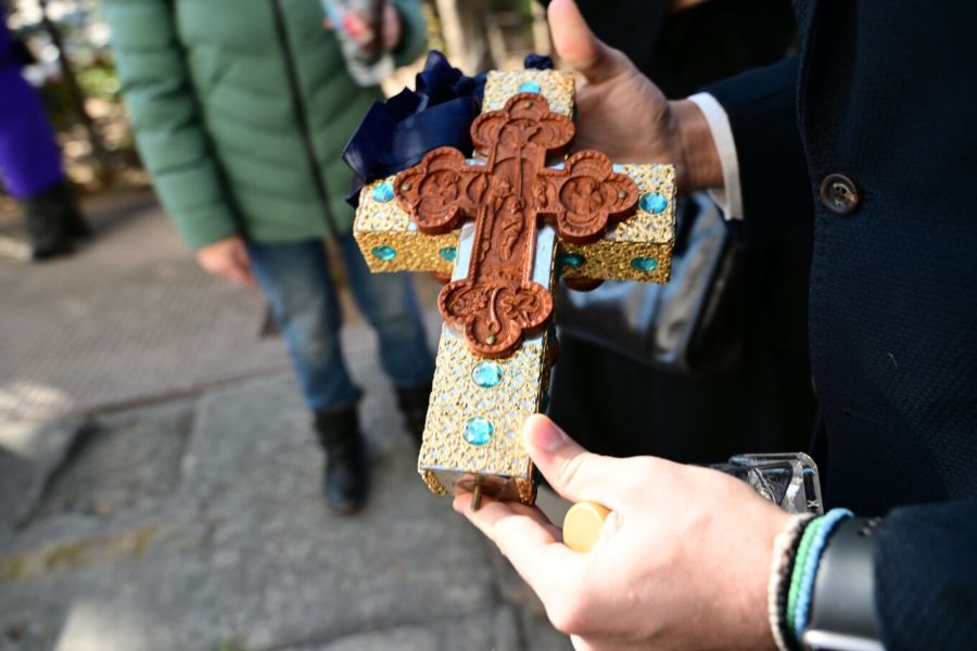 Χάθηκε ο σταυρός και τον έψαχναν για είκοσι λεπτά (ΦΩΤΟ)